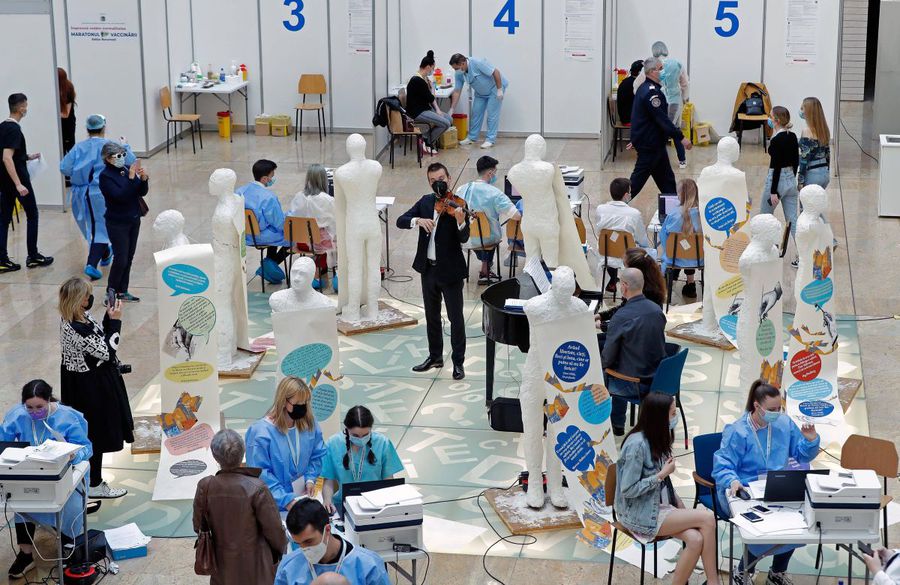 Alexandru Tomescu a cântat la maratonul vaccinării anti-Covid 19, în mai 2021, la Biblioteca Națională din București Foto: Imago Images Vioara lui a răsunat pe Everest! » Maestrul Alexandru Tomescu a cântat în fața Papei Leon al XIV-lea: „Țin cu Hermannstadt, mă bucur că a rămas Măldărășanu!””