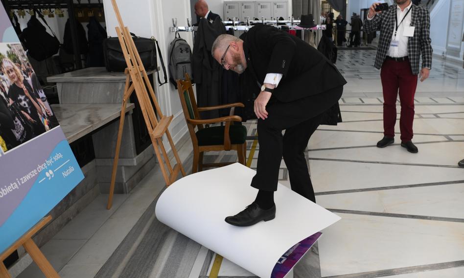 A row in the Sejm. Grzegorz Braun destroyed the LGBTQ+ exhibition