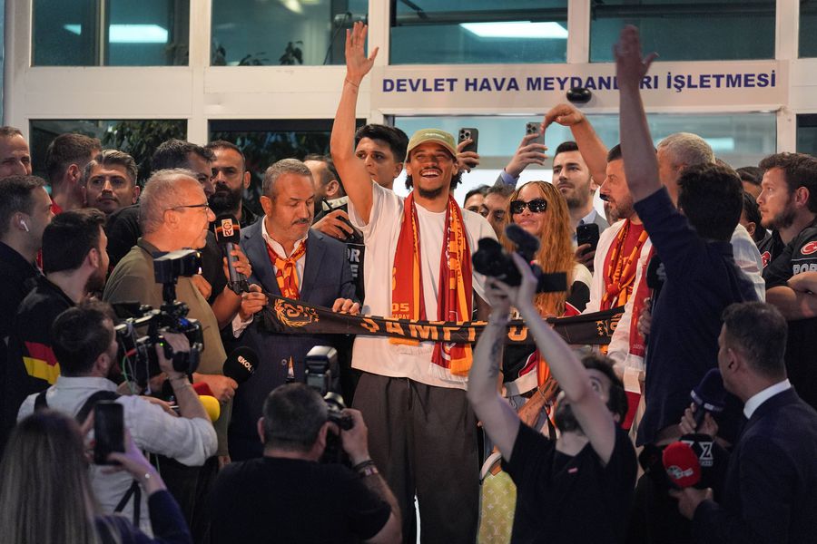 Leroy Sane had a spectacular reception in Istanbul // Photo: Imago Images Joshua Kimmich was taken by surprise by the transfer decided by Bayern
