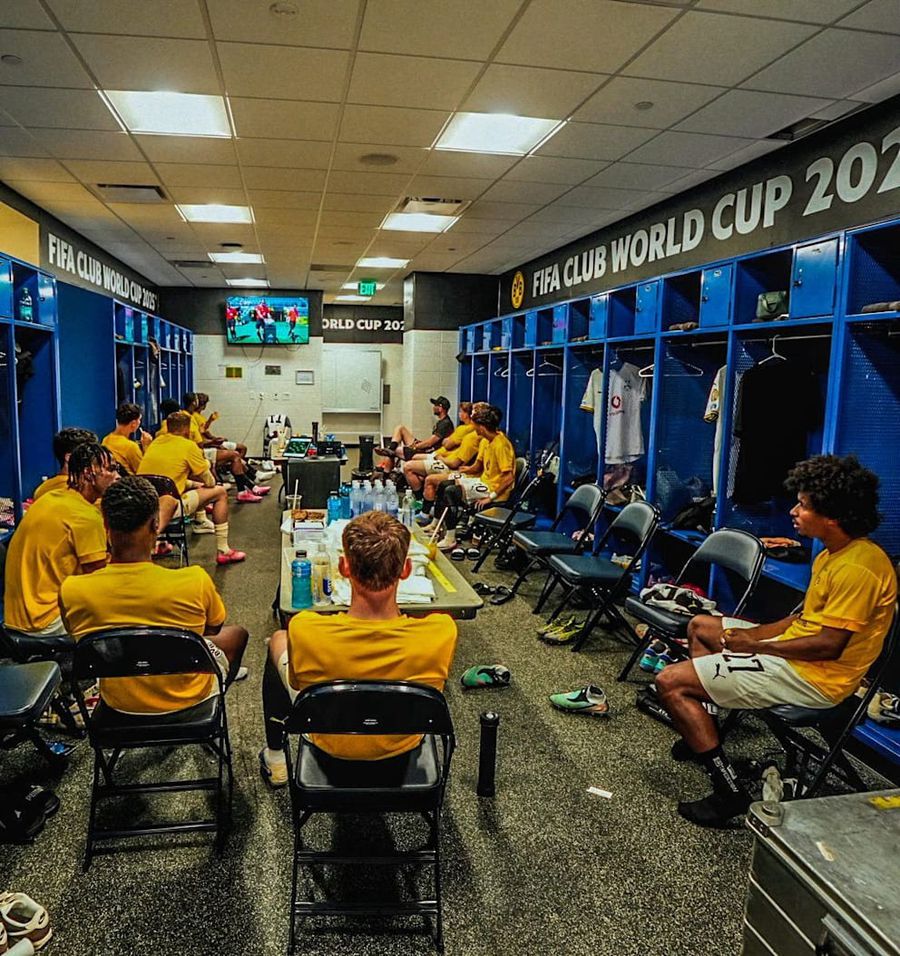 Borussia Dortmund reserves watched the first half in the locker room / photo: Bild Unusual measures! Borussia's reserves took refuge in the locker room, a player wore long sleeve