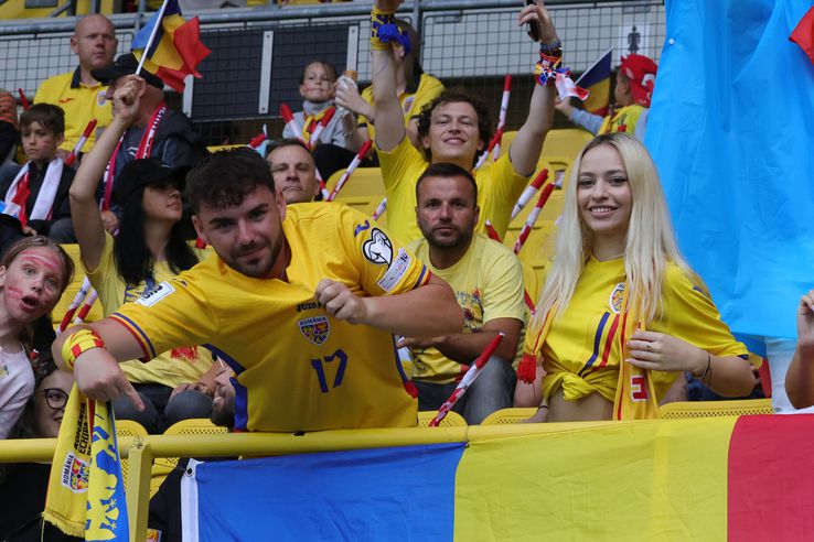 The supporters made a show in the stands in Austria - Romania 2-1 Photo: Ionuţ Iordache (GSP)