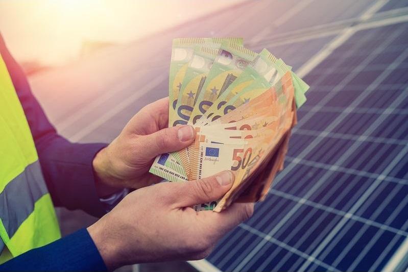 Banknotes-Euro-Panoos-Solar, Photo: Dreamstime