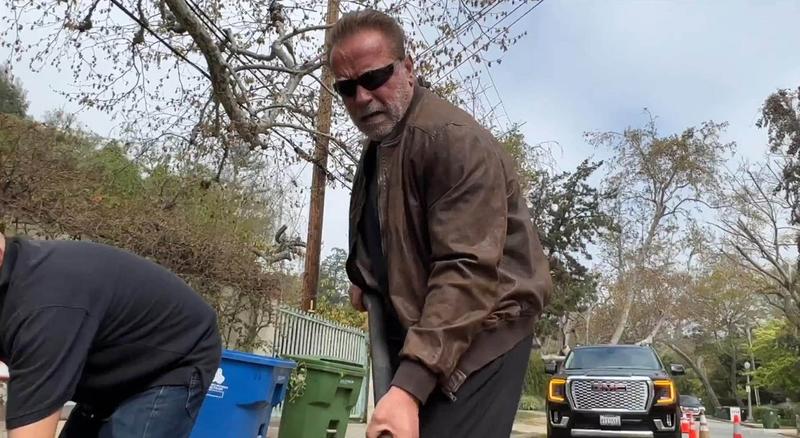 Arnold Schwarzenegger repair a pit in Los Angeles, photo: Twitter / Planet / Profimedia