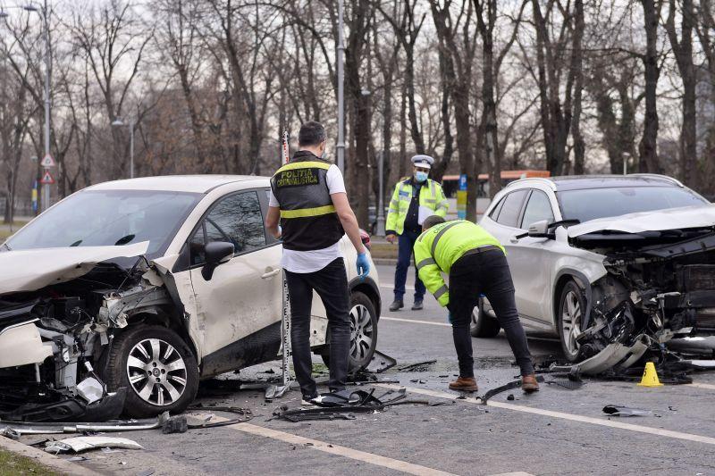 Car accident in Bucharest, photo: Inquam Photos / Eduard Vînătoru