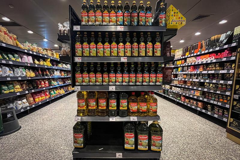 Olive oil in a Madrid supermarket, photo: David Cales / Zuma Press / Profimedia
