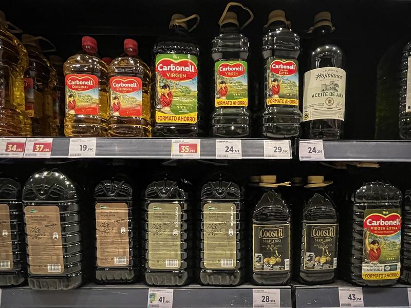Bottles of olive oil in stores in Spain, photo: David Canales / Zuma Press / Profimedia