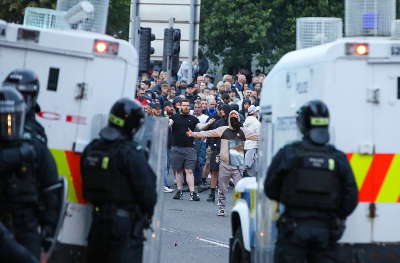 Police in full readiness opposite the protesters during anti -immigration demonstrations in Ballymena, Northern Ireland, June 11, 2025.
