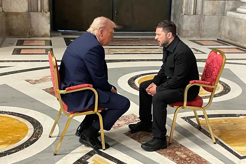 Donald Trump and Wołodymyr Zelnski in the Vatican, April 26, 2025.