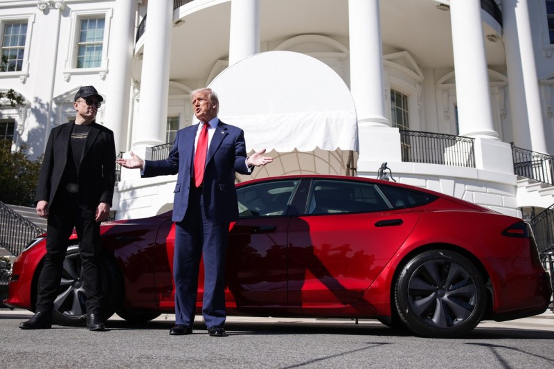 Trump wants to sell his red Tesla from Musk.