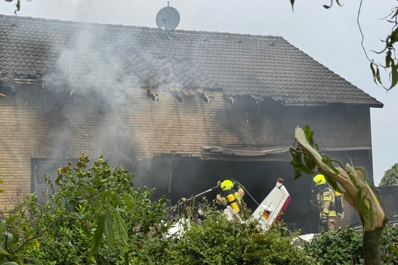 Video a plane crashed on a house in Germany