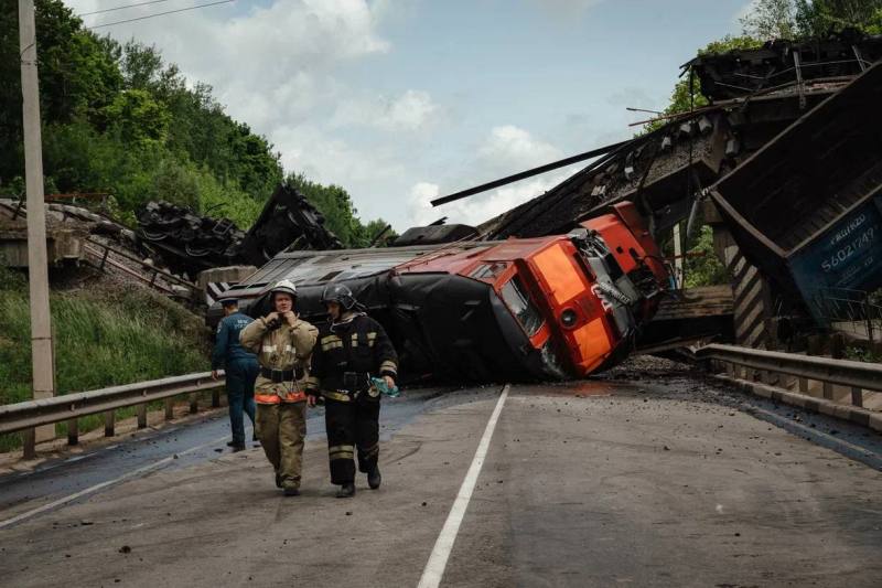 Russian prosecutors accuse Ukraine of provoking railway accidents of the weekend. Investigators found traces of explosive
