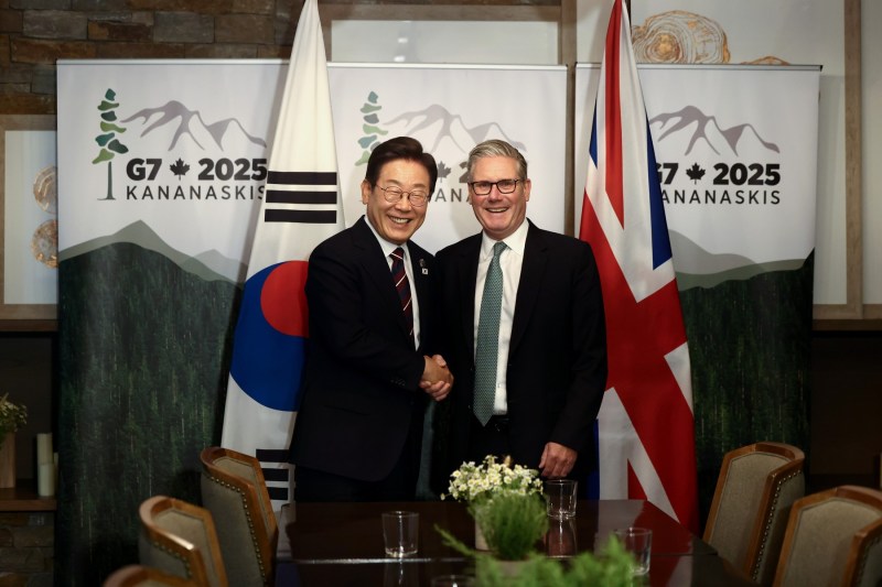 VIDEO British prime minister confused the President of South Korea with his translator