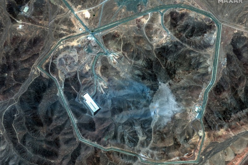 Photo the first satellite images with the effects of the Fortow strokes. American bombs have produced grounds of land