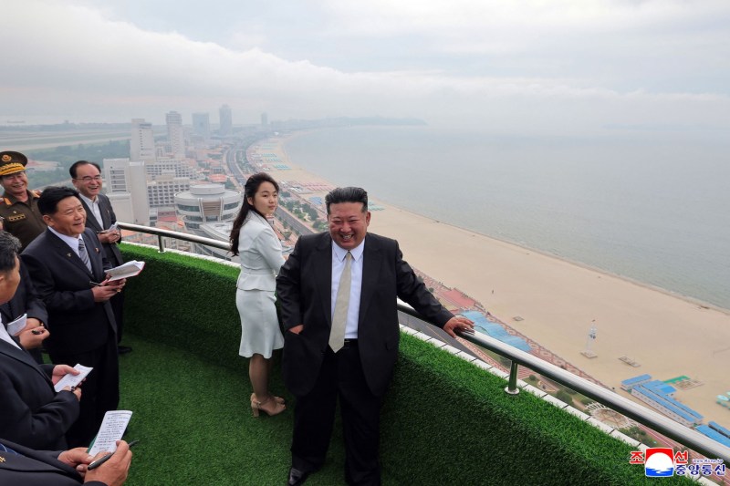 Kim Jong an open a new resort in North Korea. What faults were announced and what the travel agencies say