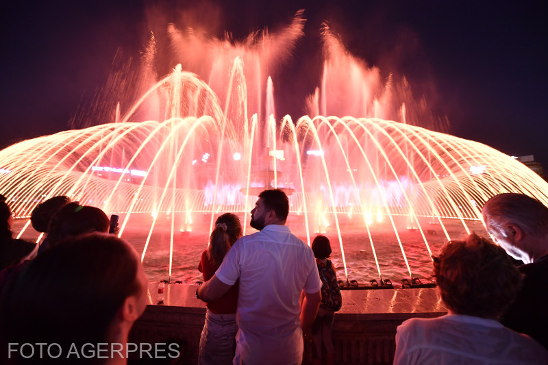 The last show of water, music and lights in Unirii Square. The artesian fountains will be decommissioned during the paper on the floor