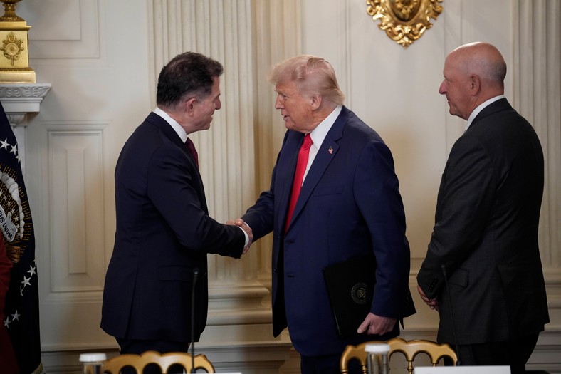 US President Donald Trump (Ś) welcomes the president of Dell, Michael Dell (L) and president of Goldman Sachs, David Solomon during participation in the Invest America Roundtable conference in the State Dining Room room in the White House in Washington, DC, USA, June 9, 2025.
