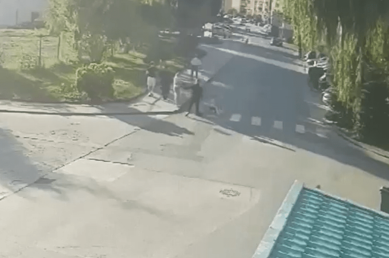 The 23 -year -old girl, shot while she was with her hand. The moment, surprised by the surveillance cameras