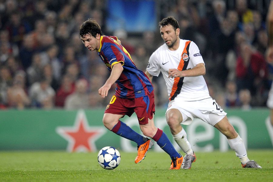 FC Barcelona - Șahtior Donețk 5-1. Lionel Messi (Barca, stânga) – Răzvan Raț (Donețk), 6 aprilie 2011. Foto: Imago După 9 ani împreună, Răzvan Raț pune cuțitele pe masă, de ziua lui Mircea Lucescu » Rafală fără precedent: „Eu l-am adus la Șahtior, mă deranjează mitul ăsta!”