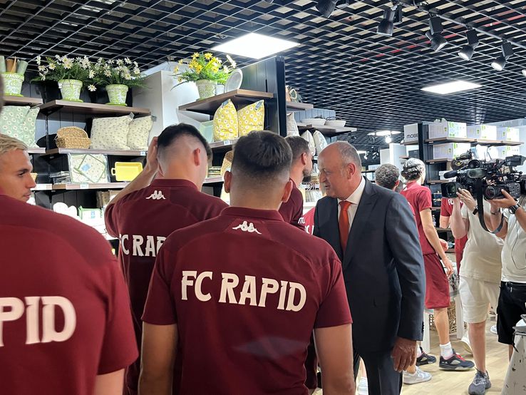 Rapidists participated in the inauguration of a new Mobexpert store in Bucharest. Photo: Carmen Dumitru (gsp.ro)