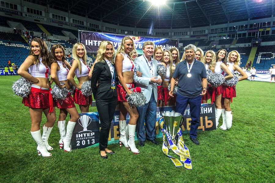 Odesa, Ucraina, 10 iulie 2013. Rinat Ahmetov și Mircea Lucescu sărbătoresc câștigarea Cupei, după finala Șahtior Donețk - Cernomoreț. Foto: Imago După 9 ani împreună, Răzvan Raț pune cuțitele pe masă, de ziua lui Mircea Lucescu » Rafală fără precedent: „Eu l-am adus la Șahtior, mă deranjează mitul ăsta!”