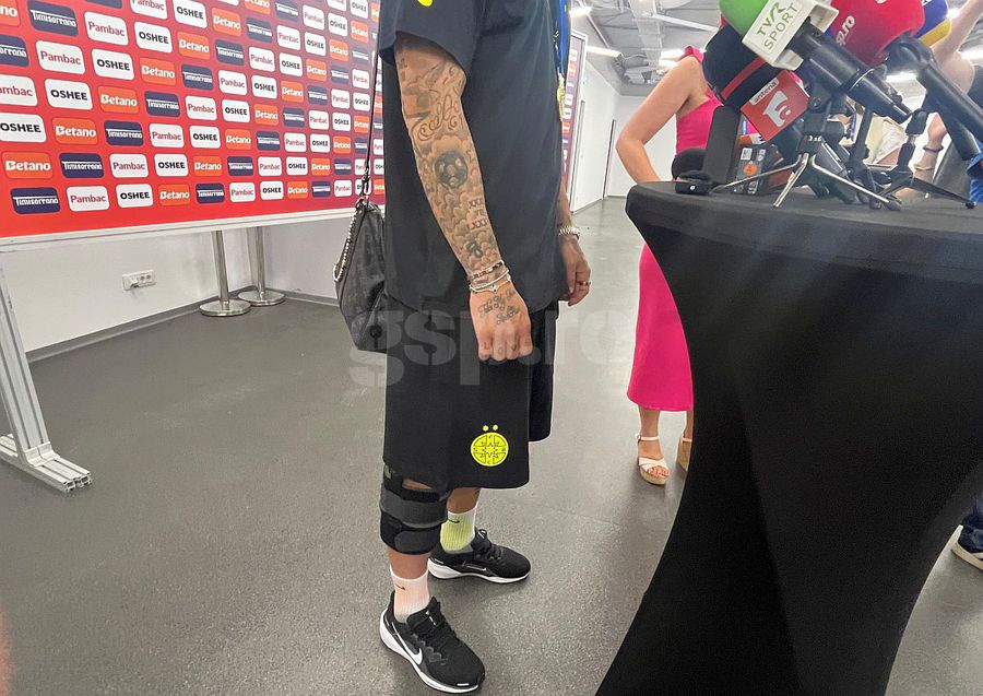 Denis Alibec, with orthosis at interviews: 
