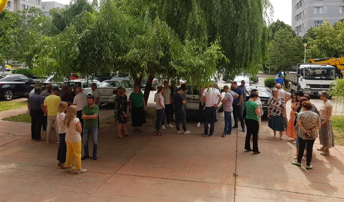 Employees of Finance in front of the institution during a spontaneous protest, July 1, 2025