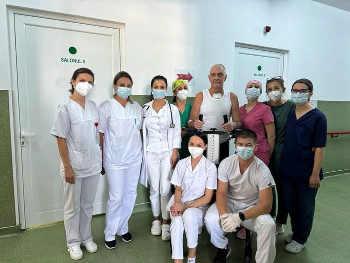The patient, next to the medical team. Photo: Facebook Hospital "Victor Babes" Timisoara