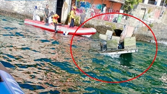 A pontoon collapsed after 60 children climbed on the photo: X