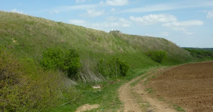 The ground wave of one of the fortress photo Cosmin Zamfirache