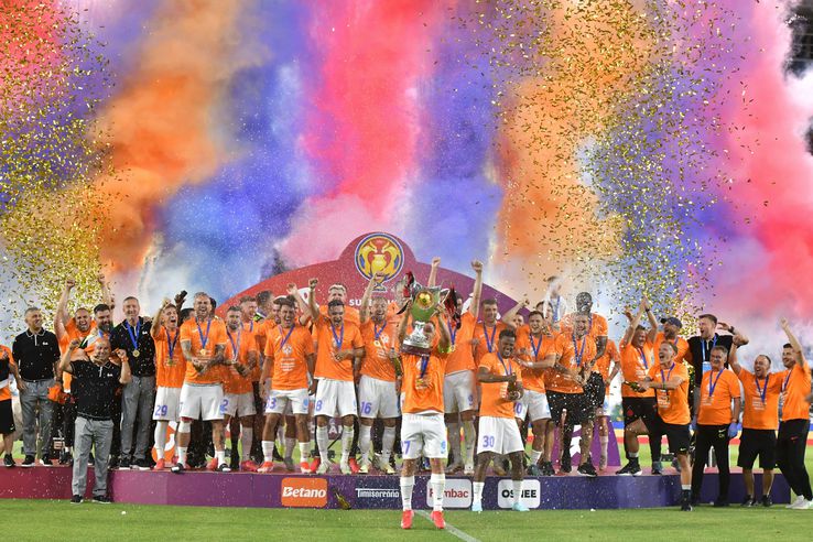 FCSB received the Romanian Super Cup trophy, after 2-1 with CFR Cluj. Photo: Cristi Preda & Andrei suppl (gsp.ro)
