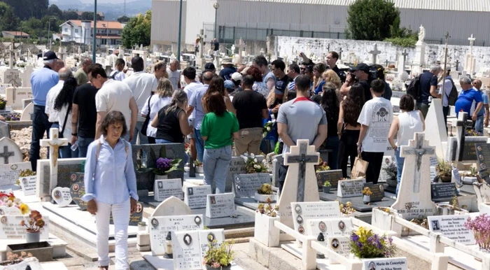 The curious gathered at the tomb of Diogo Jota. Photo Darren Fletcher/ The Sun