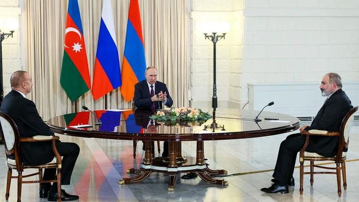 Ilham Aliev, Vladimir Putin and Nikol Pașinian/ Photo: Moskow Times