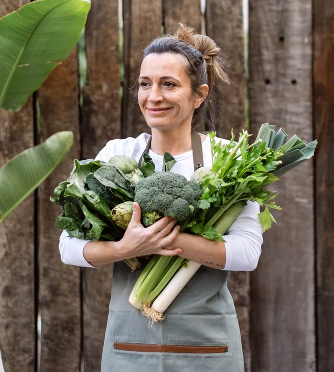 Chef Begoña Rodrigo smiling with an arm full of vegetables photo reporter gourmet