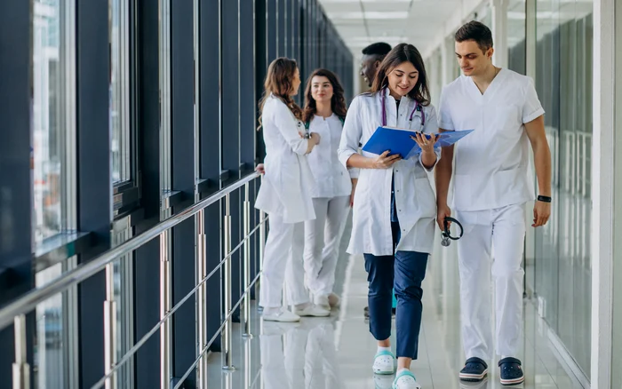 Many employees in the medical system claim that they have not shit to hire. Source: freepik.com