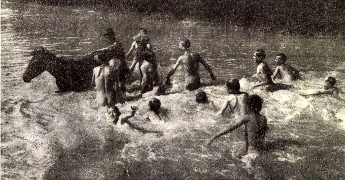 Bathed in Dâmbovița. Source: in the morning. 1925