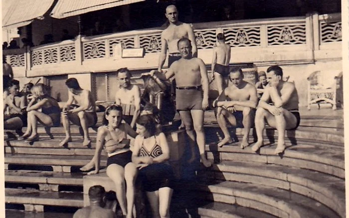At the pool in Bucharest, the interwar years. Source: delcampe.net