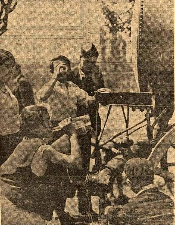 The locals drink water from the street tanks. Photo: Illustrated reality 1939