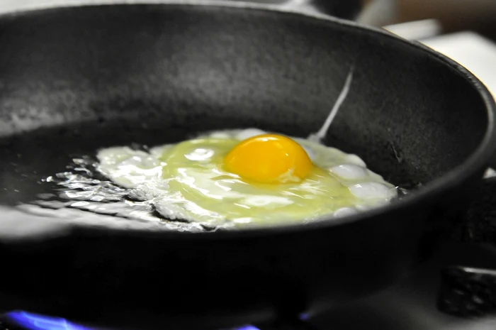 Eggs are fried first, then preparing the photo sauce: Pixabay