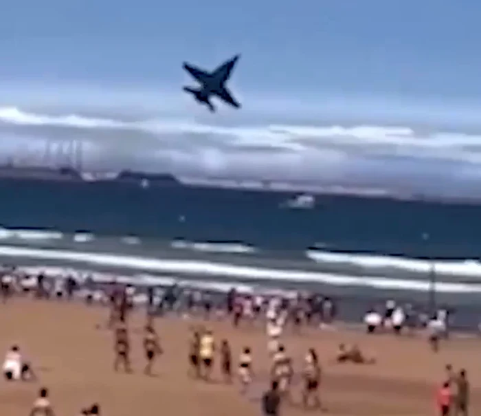 The plane was close to photo tourists: Capture X video
