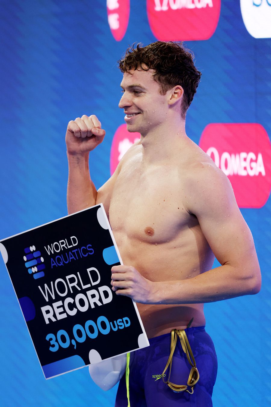 After 14 years! Léon Marchand brought down the world record at 200 meters mixed in Singapore!