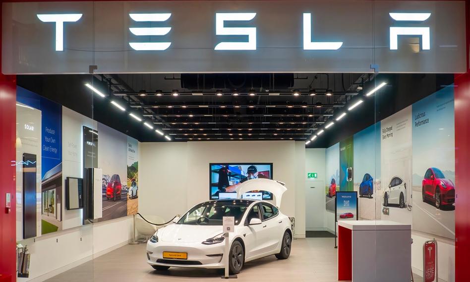 Tesla is bleeding. He dives, and Musk's views only deepen the boycott