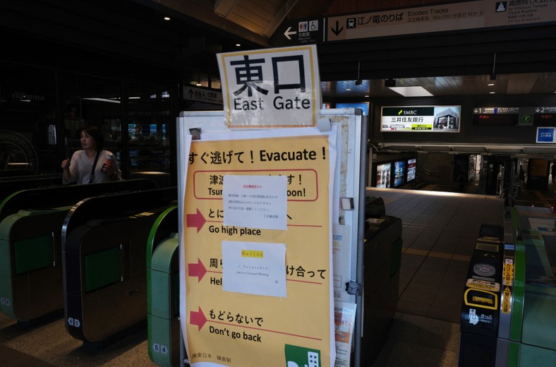 Warning against tsunami at the JR Kamakura station