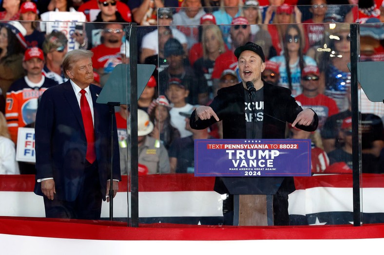 Elon Musk supports Donald Trump during the presidential campaign, so in Butler, Pennsylvania, October 5, 2025 (illustrative photos)