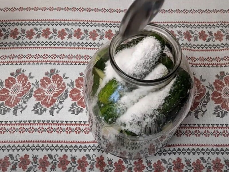Put it in a jar - and cucumbers will be solid and crispy. Capenoval lid recipe