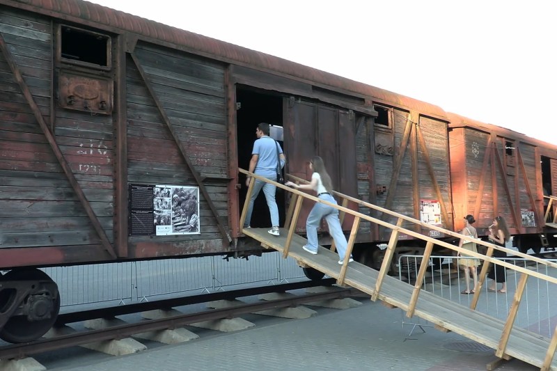 Video attention, pictures that are hard to follow for those who regret communism: what the faces of young and adult today look like when they enter the cattle wagons with which the Communists have deported their grandparents to Siberia