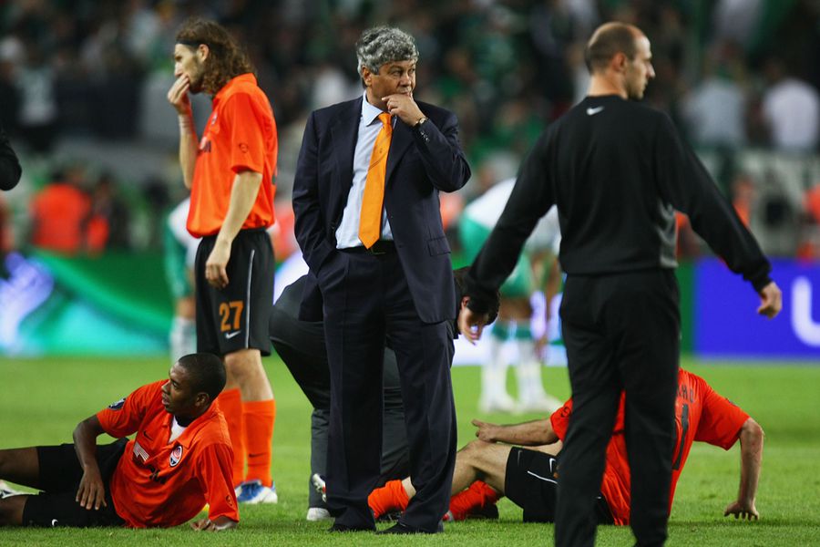 Mircea Lucescu, înainte de startul prelungirilor, în finala Cupei UEFA dintre Șahtior Donețk și Werder Bremen, pe stadionul Sukru Saracoglu, 20 mai 2009, Istanbul, Turcia. Foto: Getty Images După 9 ani împreună, Răzvan Raț pune cuțitele pe masă, de ziua lui Mircea Lucescu » Rafală fără precedent: „Eu l-am adus la Șahtior, mă deranjează mitul ăsta!”