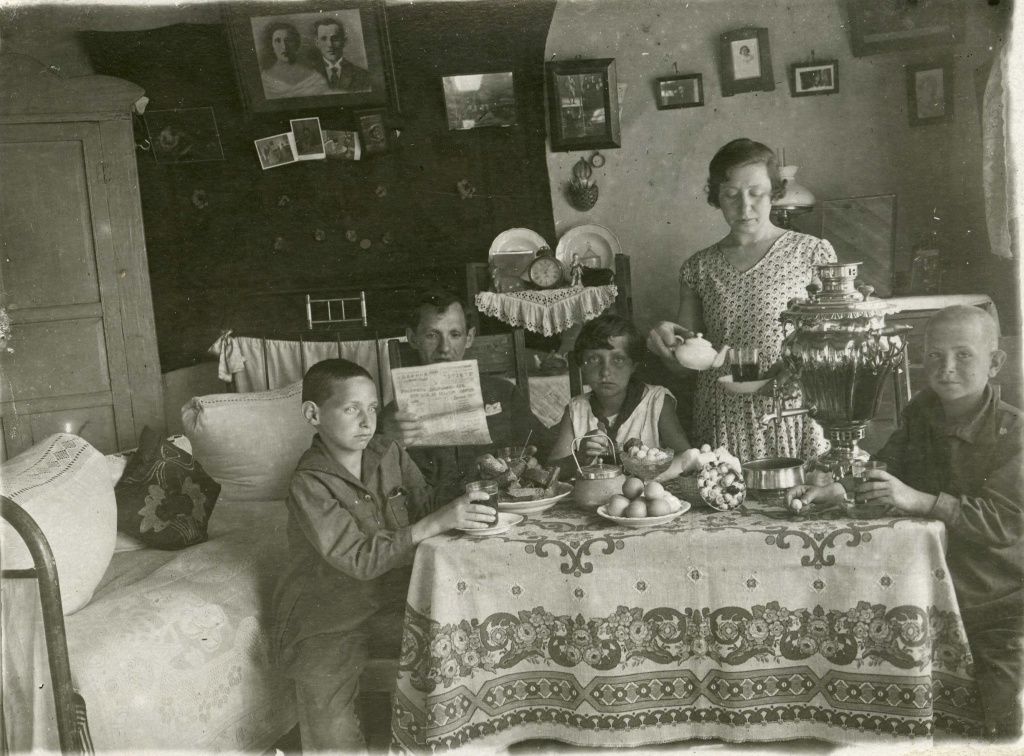Kosher (migrant from Lithuania, confectioner) with his family. Stalinsk on the Amur. 1934