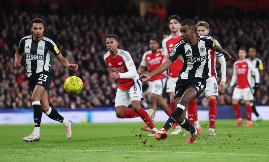 Alexander Isak, in Newcastle's T -shirt in the match against Arsenal / Photo: Gettyimages Eddie Howe puts an end to the speculation: