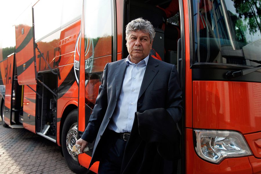 Mircea Lucescu sosește înaintea manșei întâi a semifinalei Cupei UEFA dintre Dinamo Kiev și Șahtior Donețk, la stadionul Valeri Lobanovski, 30 aprilie 2009, în Kiev, Ucraina. Foto: Getty Images După 9 ani împreună, Răzvan Raț pune cuțitele pe masă, de ziua lui Mircea Lucescu » Rafală fără precedent: „Eu l-am adus la Șahtior, mă deranjează mitul ăsta!”