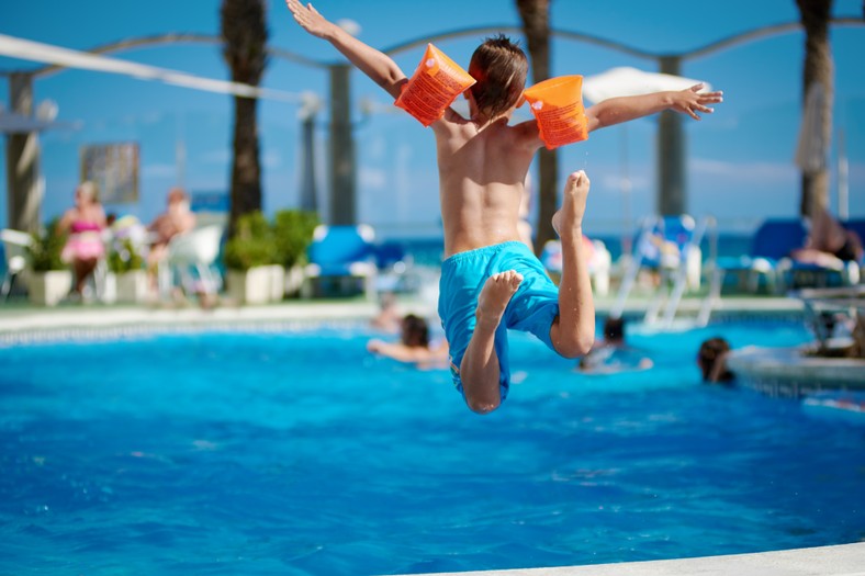 Child at the pool (illustrative photo)